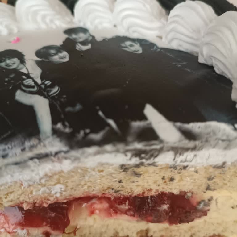 Doğum Günü Pastasında Taze Meyve Yerine Konserve Kullanıldı Kimse Yiyemedi