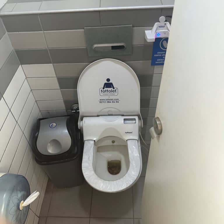 Petrol İstasyonunda Kirli Lavabolar Ve Kaba Çalışanlar Deneyimi