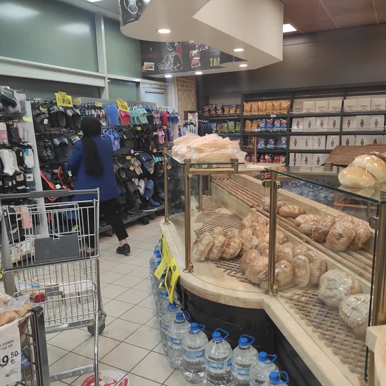 Onur Market'te Ekmek Reyonunun Yanına Terlik Konulması Nedeniyle Hijyen Sorunu