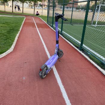 Beam Scooterların Yürüyüş Yolunu Kapatması Yayaları Mağdur Ediyor