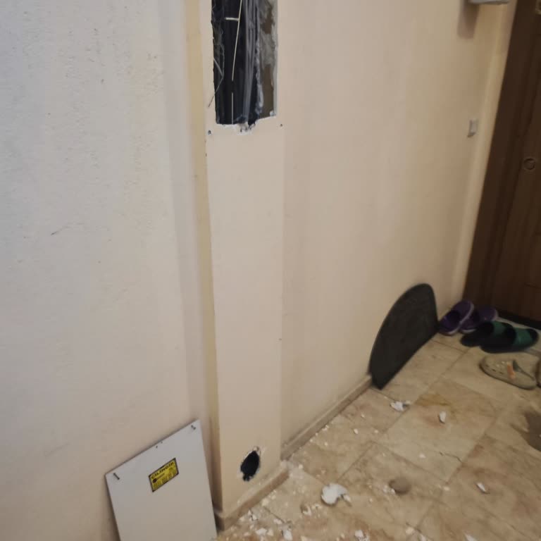 Apartmanımızda Kablo Çalışması Sonrası Duvarlar Kırık Ve Temizlik Yapılmadı