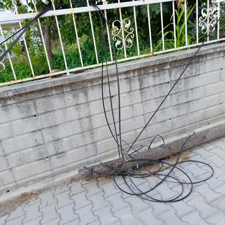 Devrilen İnternet Direği Günlerdir Onarılmadı, Mağduriyetimiz Sürüyor