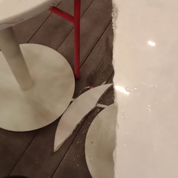 Çatlak Mermer Masa Nedeniyle Yaralanma Ve İlgisizlik