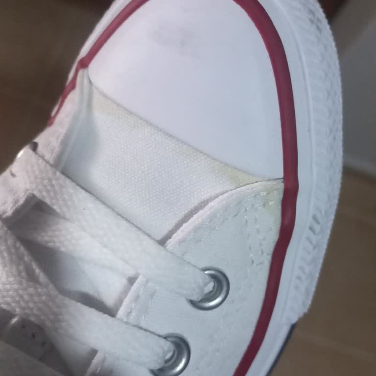 Yüksek Fiyatlı Converse Ayakkabıda Kısa Sürede Sararma Ve Deformasyon