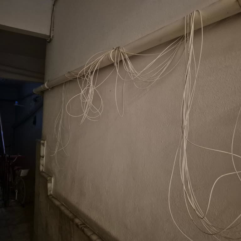 Apartman Girişinde Düzensiz Bırakılan Fiber Kabloların Güvenlik Ve Görüntü Kirliliği Sorunu