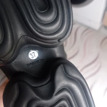 Yanlış Numara Ve Defolu Ayakkabı, İlgisiz Satıcı