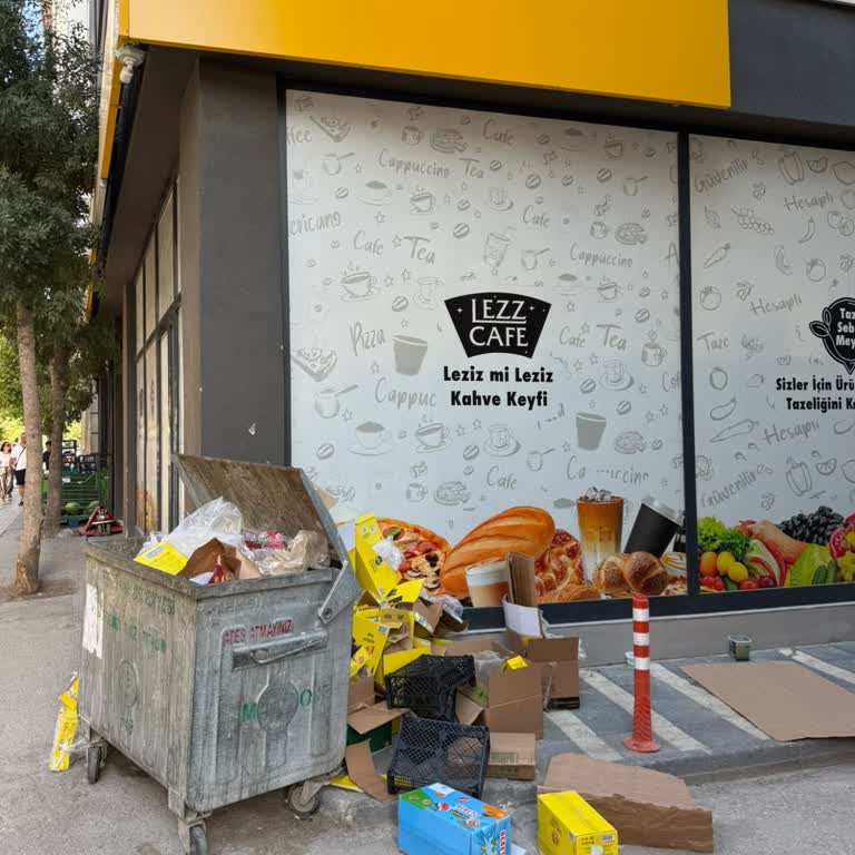 Şok Market Şubesi Önüne Sürekli Çöp Atılması Ve İlgisiz Yaklaşım