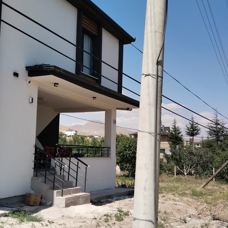 Evimin Girişine İzinsiz Dikilen Elektrik Direği Can Ve Mal Güvenliğimi Tehdit Ediyor