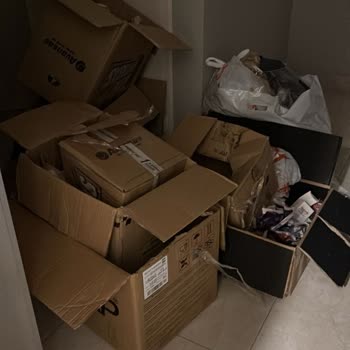 Koridorlarda Temizlik Yapılmıyor Çöp Toplama Hizmeti Aksıyor