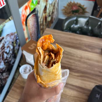 Buse Etli Ekmek Ve Döner Tavuk Dönerin İçinde Böcek Buldum