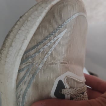 Zapatos Lotto defectuosos y rechazo de devolución en tienda