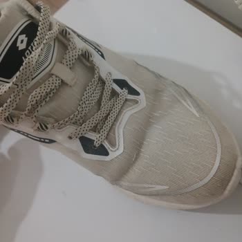 Zapatos Lotto defectuosos y rechazo de devolución en tienda