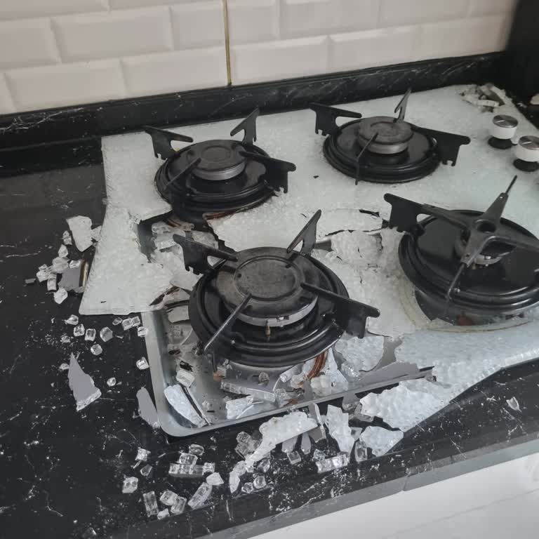 Garanti Kapsamındaki Ocak Camı Patladı, Ücret Talep Ediliyor!