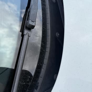 BMW 116i Ön Cam Fitilinde Kronik Çatlama Ve Yırtılma Sorunu