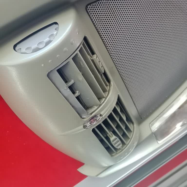 Otobüs Yolculuğunda Tavan Sızıntısı Ve Çözülmeyen Sorun