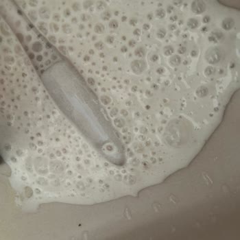 Son Kullanma Tarihi Geçmemiş Kefir Bozuk Çıktı, Şişeler Şişmiş Ve Köpürüyor