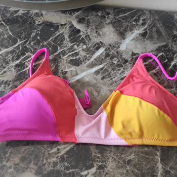 Bikini Renk Akıttı, Kıyafetlerde Kalıcı Leke Oluştu