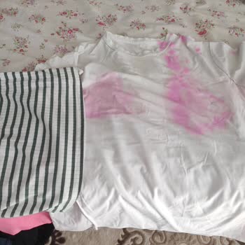 Bikini Renk Akıttı, Kıyafetlerde Kalıcı Leke Oluştu