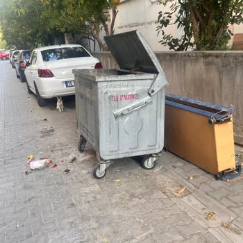 Karşıyaka Goncalar Ve Nergis Mahallelerinde Süregelen Temizlik Sorunları ve Yetersiz Çöp Toplama