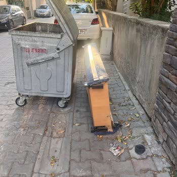 Karşıyaka Goncalar Ve Nergis Mahallelerinde Süregelen Temizlik Sorunları ve Yetersiz Çöp Toplama