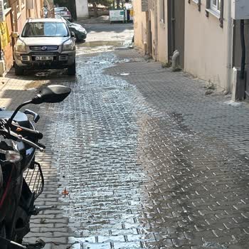 Dört Gündür Süren Su Patlağına TESKİ’den Müdahale Bekliyoruz