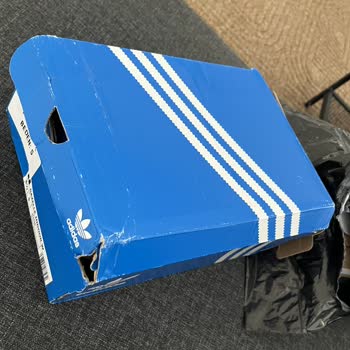 Kargodan Gelen Ayakkabılar Kullanılmış Ve Kutuları Parçalanmış