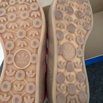 Kargodan Gelen Ayakkabılar Kullanılmış Ve Kutuları Parçalanmış