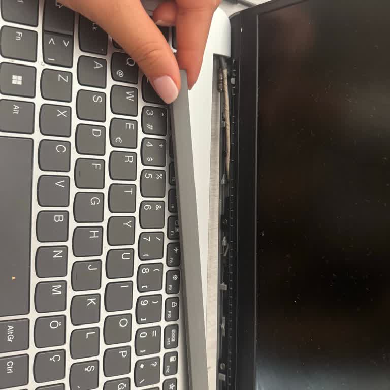 Lenovo Laptop Ekran Çıtası Tekrar Kalkıyor