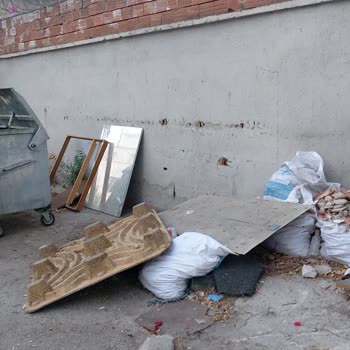 Mersinli Mahallesinde Bitmeyen İnşaat Ve Temizlik Sorunu