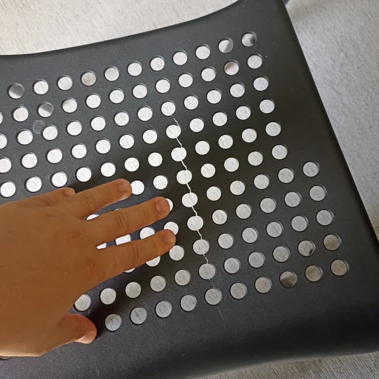 Kırık Ve Kusurlu Sandalye Hayal Kırıklığı Yarattı