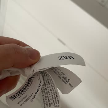 Zara Kids Ürünlerindeki Sert Etiketler Çocuklarda Rahatsızlık Yaratıyor