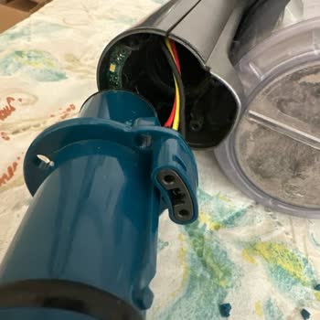 Yeni Philips Aqua Trio 8000 Süpürgemin Başlığı Kırıldı, Kullanamıyorum