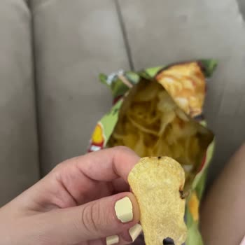 Lays Cipsin İçinde Kıl Benzeri Yabancı Maddeyle Karşılaştım Hijyen Endişesi Yaşıyorum