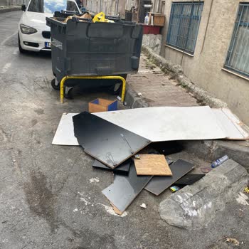 Şişli’de Temizlik Hizmeti Aksıyor, Sokaklar Çöplerle Dolu
