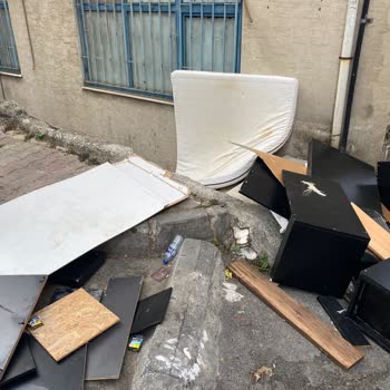 Şişli’de Temizlik Hizmeti Aksıyor, Sokaklar Çöplerle Dolu