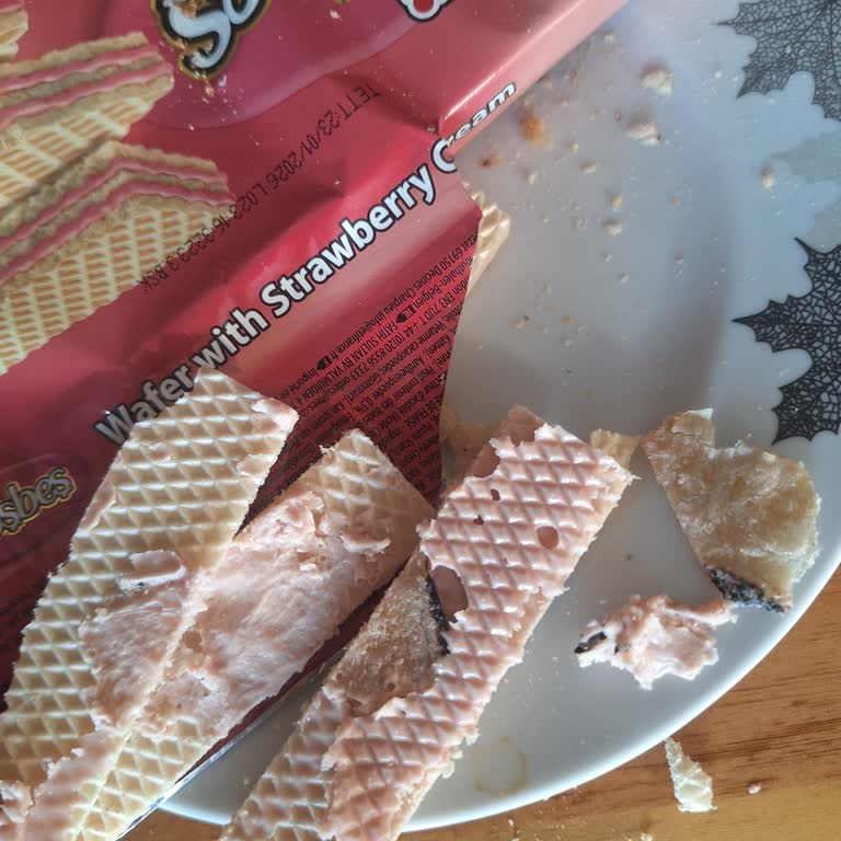 Eti Çilek Kremalı Hoşbeş Tükettikten Sonra Mide Bulantısı Yaşadım