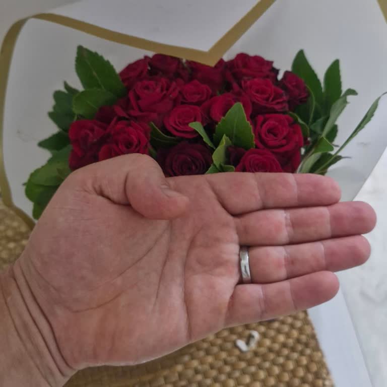 Görseldeki Üründen Farklı Ve Küçük Çiçek Teslimatı