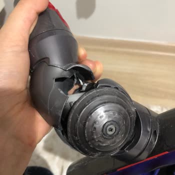 Dyson V8 Süpürge Başlığı Kırıldı, Garanti Sonrası Destek Sağlanmadı