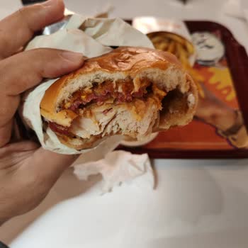 Popeyes Marmara Park Şubesinde Küçük Boyutlu Burger Ve Yetersiz Ürün Deneyimi