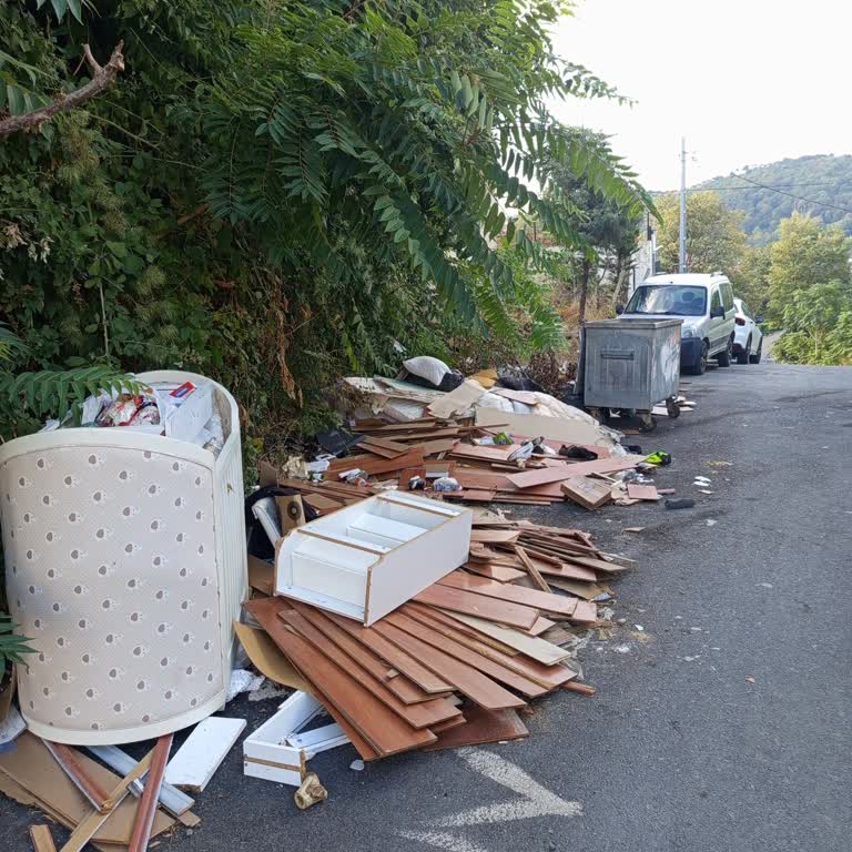 Maden Mahallesi’nde Çöp Konteyneri Ve İnşaat Atığı Sorunu