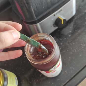 Çilek Reçelinden Çıkan Plastik Parça Şaşkınlık Ve Hayal Kırıklığı Yarattı