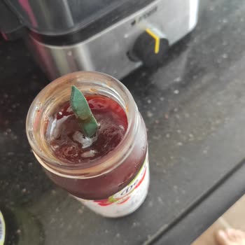 Çilek Reçelinden Çıkan Plastik Parça Şaşkınlık Ve Hayal Kırıklığı Yarattı