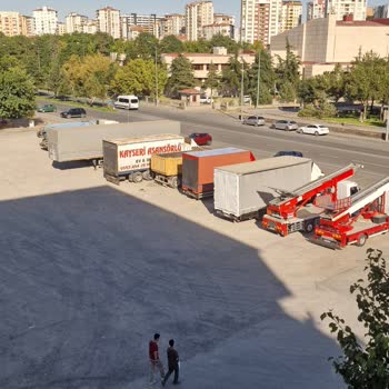 Yasak Bölgeye Park Eden Nakliye Araçları Mahallemizi Mağdur Ediyor