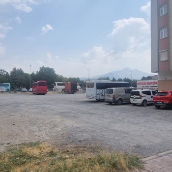 Yasak Bölgeye Park Eden Nakliye Araçları Mahallemizi Mağdur Ediyor