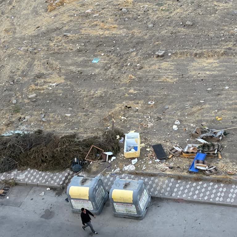 Çöp Konteyneri Çevresindeki Kirlilik Ve Kötü Koku Mahalleliyi Rahatsız Ediyor