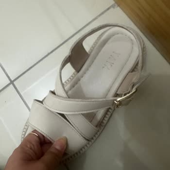 Kısa Sürede Açılan Sandaletin Garanti Sürecinde Bilgi Eksikliği Ve Çözüm Sağlanmaması