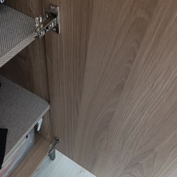 Yeni Alınan Genç Odası Dolabında Menteşe Arızası Ve Kapak Sallanma Sorunu