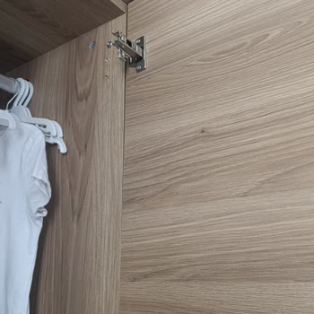 Yeni Alınan Genç Odası Dolabında Menteşe Arızası Ve Kapak Sallanma Sorunu