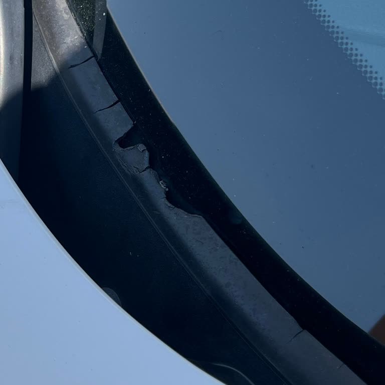 BMW 1.16d Ön Cam Fitilinde Kronik Parçalanma Sorunu Ve Mağduriyet Talebi