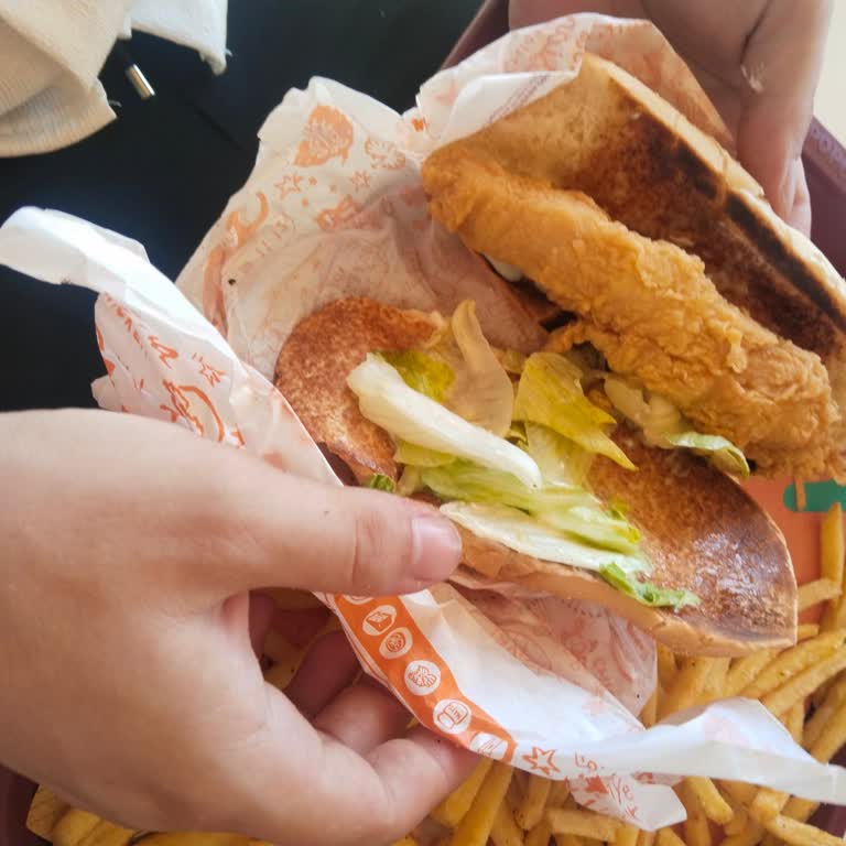 İzmir Optimum Popeyes Şubesinde Yetersiz Hizmet Ve Düşük Kalite Deneyimi